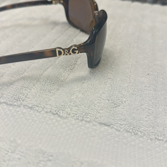Dolce Cabanna sunglasses brown, very pretty sunflowers on lens - Picture 3 of 4